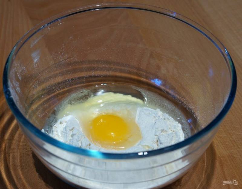 1.	В миску просейте пшеничную муку, добавьте щепотку соли и вбейте куриные яйца.
