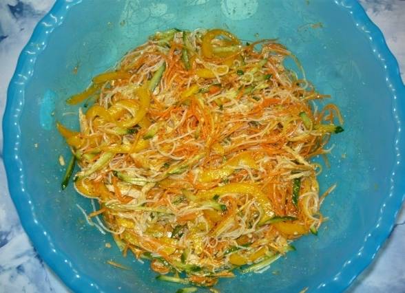 В салатницу кладем морковь по-корейски, фунчозу и другие нарезанные ингредиенты. Добавляем капельку масла, несколько ложек соевого соуса, кладем кориандр, перец. Все перемешиваем и оставляем настаиваться на 20-30 минут.