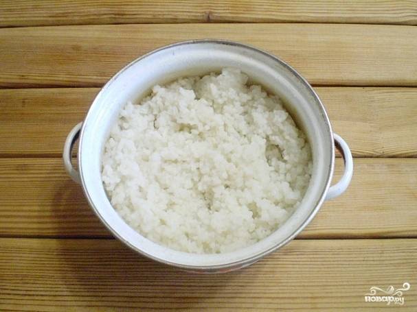 Рис отварите в соленой воде до готовности, дайте остыть.