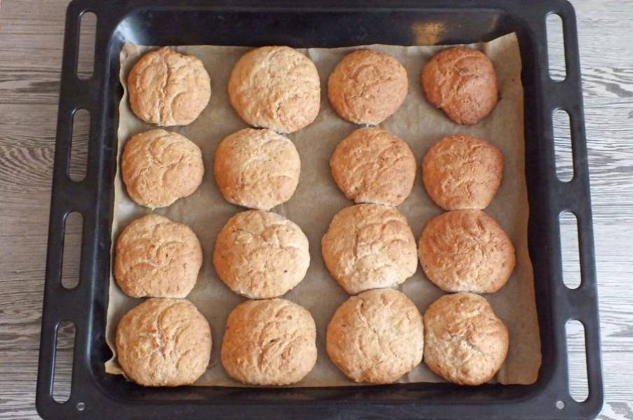 По истечении времени, достаньте печенье из духовки. Оно должно быть румяным и лёгким.