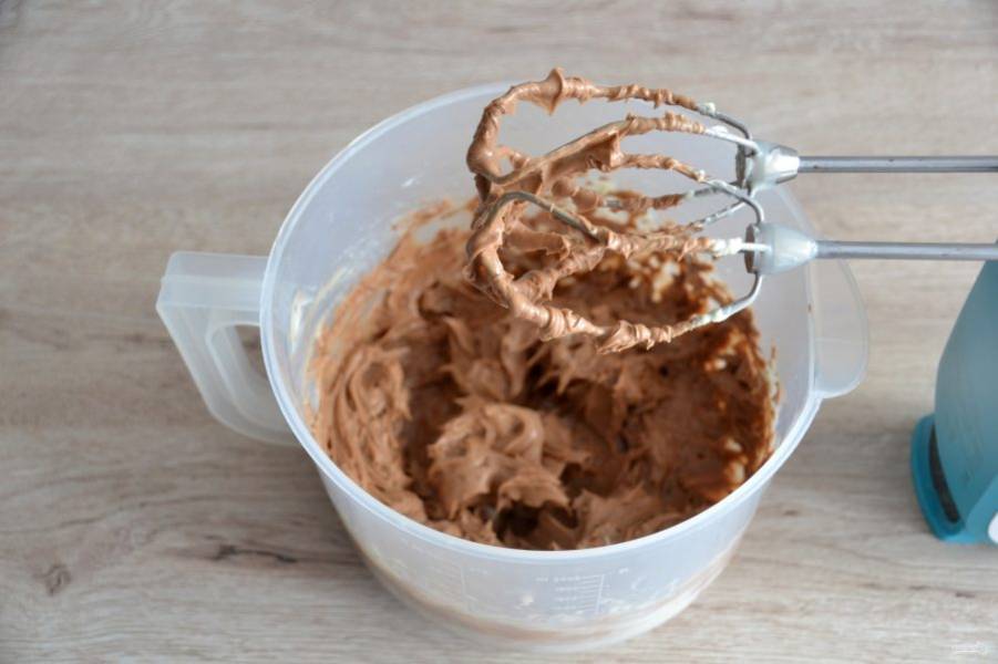 Взбейте крем вместе с шоколадом до однородности.