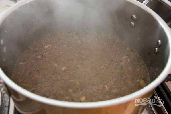 Залейте сушеные грибы кипятком, дайте им постоять 10-15 минут, чтобы они разбухли. Затем в большом сотейнике смешайте сливочное и оливковое масло, поставьте на огонь. Как только на смеси масел появятся пузырьки, добавьте грибы, соль и готовьте 10 минут. Уменьшите огонь и добавьте измельченный лук-шалот, чеснок и специи, перемешайте.