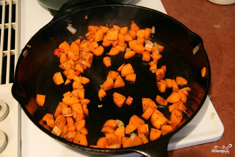 Отправьте лук к мясу в чугунок.
Точно также обжарьте морковку, тоже отправьте её к мясу. Добавьте по вкусу специй к мясу.