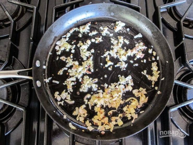 1. В большой сковороде разогрейте масло. Добавьте к нему мелко нашинкованный лук, цедру, соль и перец. Помешивая, жарьте всё до мягкости лука.