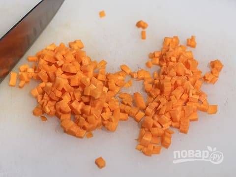Вторую морковку почистите и нарежьте мелким кубиком.
