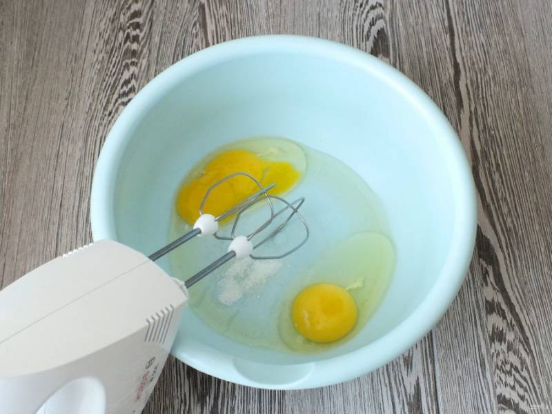 В чаше взбейте яйца с сахаром и солью.