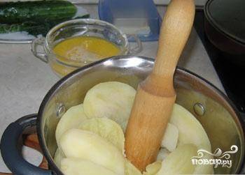 Когда картошка будет готова - сливаем воду, картофель начинаем измельчать при помощи толкушки, постепенно вливая теплое молоко и нагретое сливочное масло. Толчем картофель до тех пор, пока он не станет абсолютно нежным и без комочков.
