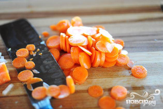Почистить морковь и нарезать кружочками.