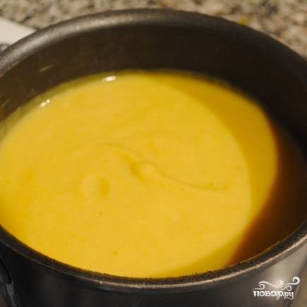 Получившийся суп при помощи блендера измельчаем до однородного состояния, затем солим, перчим и прогреваем на среднем огне.