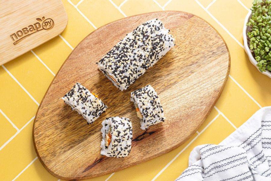 Смочите острый нож в холодной воде и нарежьте ролл на порционные кусочки.
