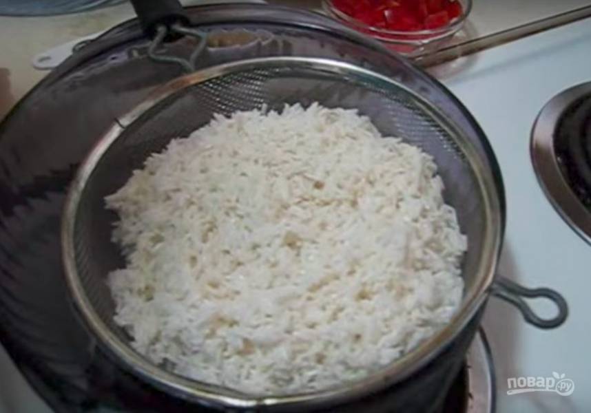 Отправьте рис в дуршлаг, чтобы стекла вода.