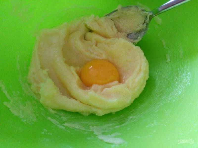 Разотрите мягкое масло с сахаром и солью, введите яйца по одному, слегка взбивая массу ложкой или венчиком. 
