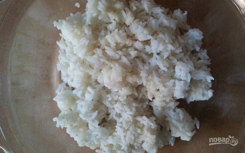 В первую очередь нужно отварить рис до готовности в кипящей подсоленной воде. Остудите его.