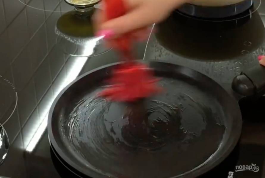 6.	Поставьте разогреваться блинную сковородку. Смажьте её при помощи кулинарной кисточки маслом.