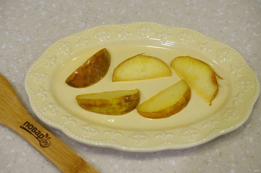 8. Первым слоем на блюдо для подачи выложите яблоки.