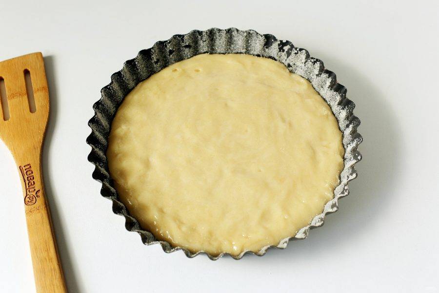 Перелейте тесто в смазанную маслом форму для запекания (у меня 18 см. в диаметре), дно и бока обсыпьте сухарями или манкой.