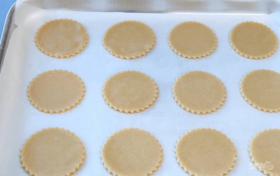 5.	Раскатайте часть теста в пласт, выдавите формочкой печенье. Выпекайте в разогретой до 190 градусов духовке 8-10 минут до слегка золотистого цвета.