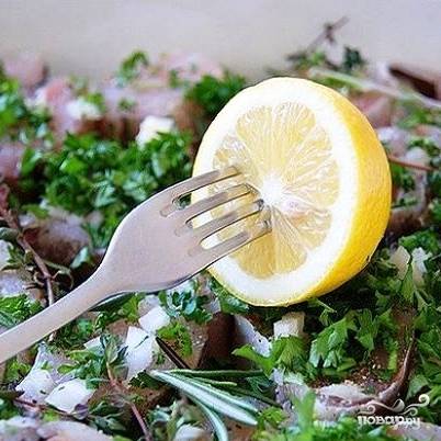 Рыбку солим, перчим, посыпаем нашей зеленью и поливаем соком одного лимона. Пару долек лимона кладем в саму форму для выпекания.