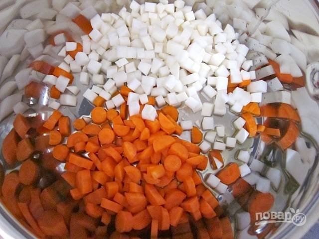 1.	Нарежьте морковь кубиками или полукольцами, репу очистите и нарежьте кубиком. В кастрюлю налейте растительное масло и разогрейте его, добавьте репу и морковь, обжаривайте овощи до мягкости репы.