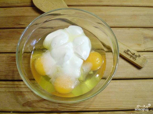 Смешайте сырые яйца с солью и сметаной.