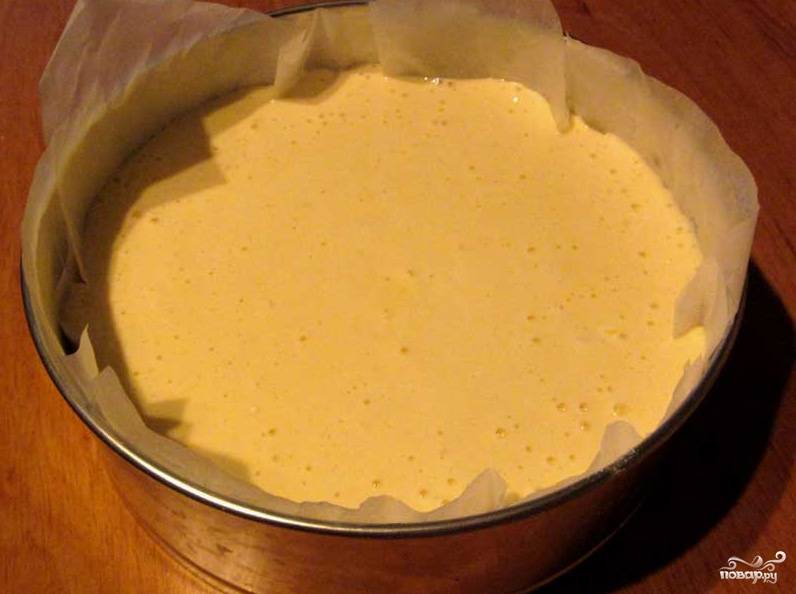 Разогрейте духовку до 180 градусов. Намажьте противень маслом. Вылейте тесто в форму и запекайте примерно 35-40 минут.