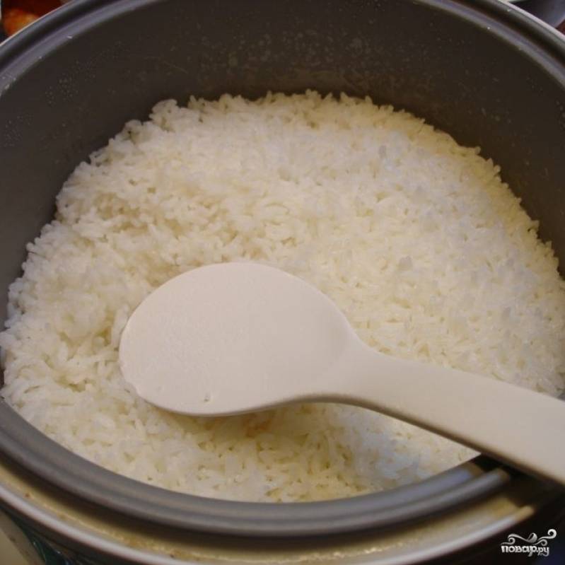 Промытый рис насыпать в чашу мультиварки, залить необходимым количеством воды. Выбрать режим "Пропаренный рис", если нет такого режима, то  "Гречка". Время готовки 25 минут. Готовому рису дать 10 минут "отдохнуть".