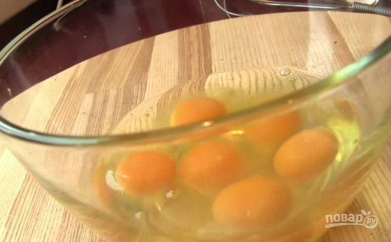 2. Яйца разбейте в удобную миску и взбейте венчиком до однородности.
