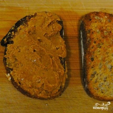 Хлеб подсушиваем при помощи тостера. Одну половинку хлеба смазываем арахисовым маслом.