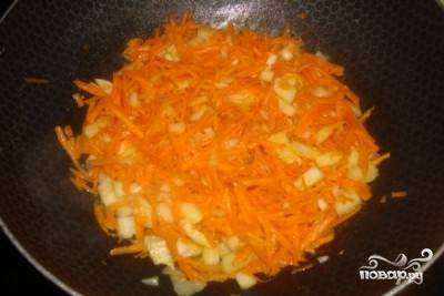 Тертую морковь вместе с измельченным луком обжарьте на сковороде с растительным маслом. 