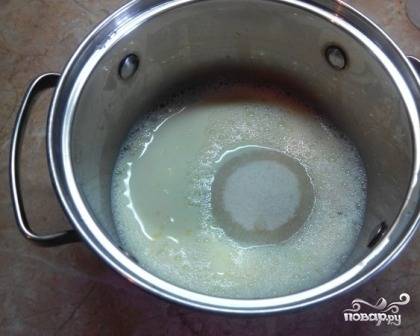 Теперь приготовим крем. Наливаем в кастрюльку молоко и слегка взбиваем его с яйцом. Насыпаем сахар.