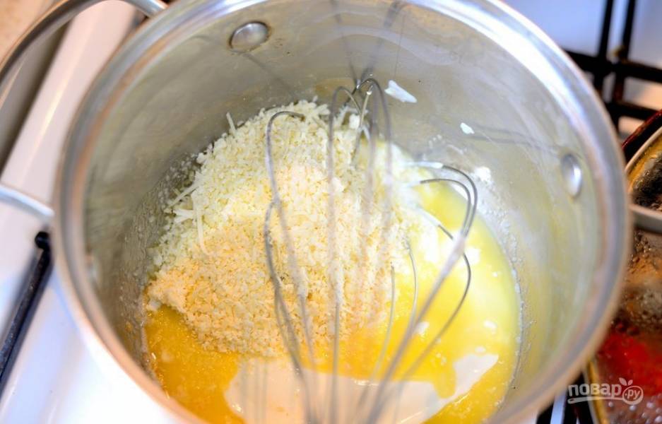 4. В отдельной емкости смешайте сливки, чеснок и тертый сыр, взбейте смесь миксером.