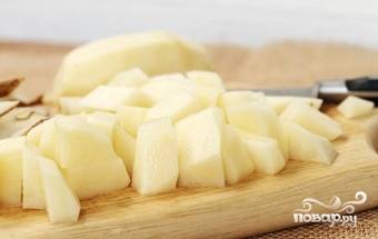 Выложить грибы с луком в миску с беконом и перемешать. Картофель почистить и нарезать. 