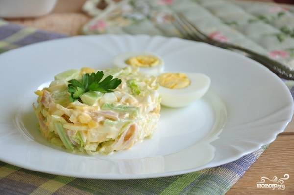 5. Вот и все, теперь вы знаете, как приготовить салат "Неженка" на своей кухне. При подаче украсьте его зеленью, половинкой яйца или ломтиком огурца. Приятного аппетита! 