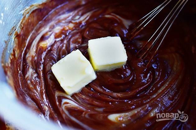 6. Когда шоколад растает, добавьте сливочное масло в шоколадную смесь.