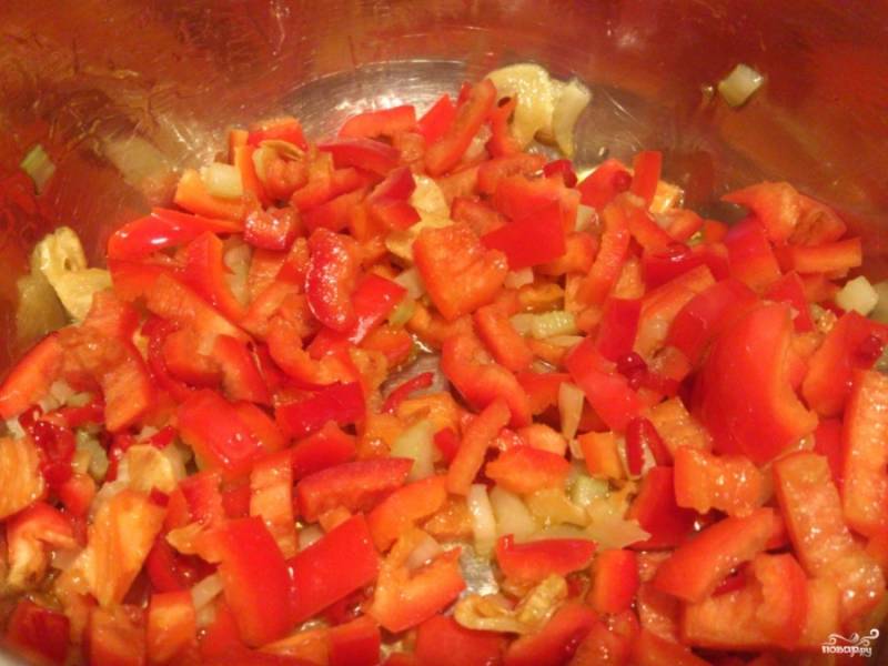 Сладкий красный перец и помидоры вымойте. Из перца достаньте семена и внутренности, с помидоров по желанию можете снять кожицу. Эти овощи нарежьте некрупными кубиками. Затем перец положите на сковроду к другим овощам и обжарьте пять минут. После этого туда отправьте помидоры, накройте все крышкой.