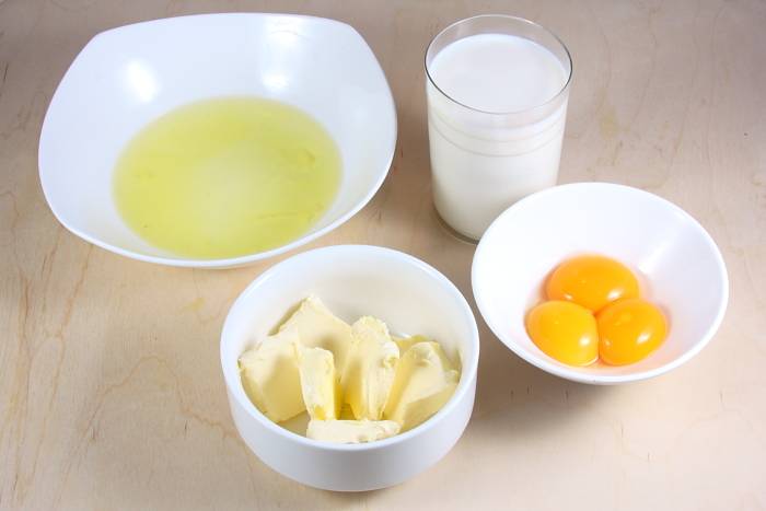Отделяем белки от желтков. Масло необходимо растопить. Самое главное - при замешивании теста, оно не должно быть горячим. Молоко должно быть комнатной температуры.