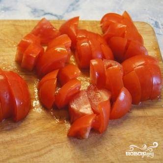 Вымытые помидоры нарезать на небольшие кусочки.