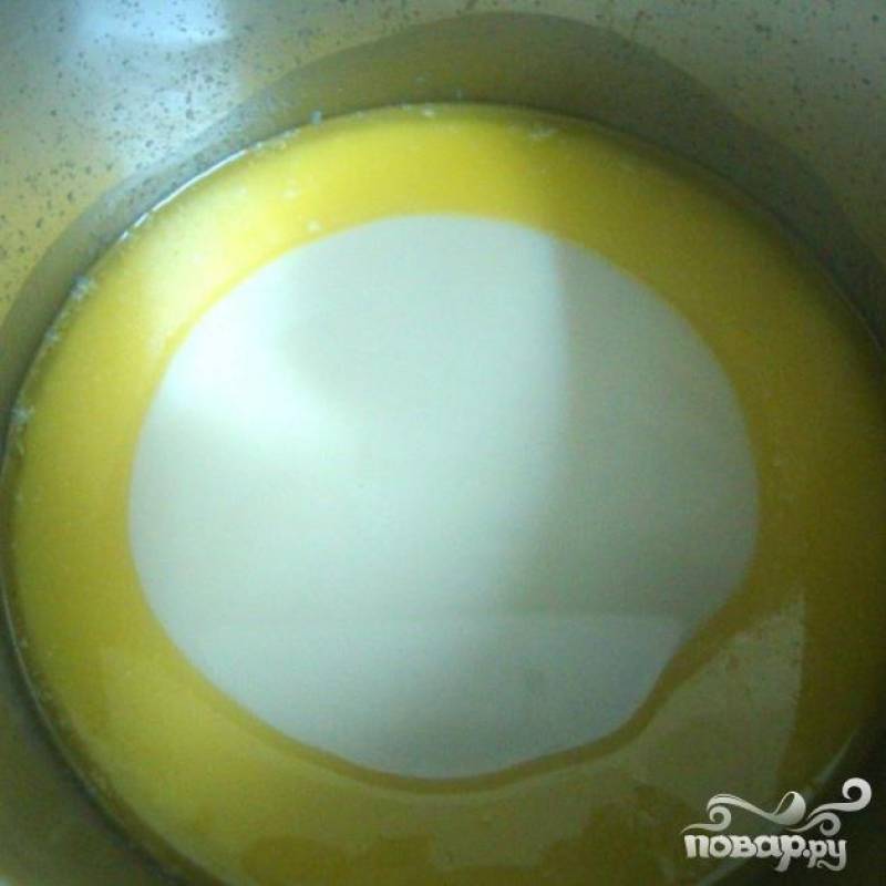 Растопите 50 грамм сливочного масла и добавить сгущённое молоко.