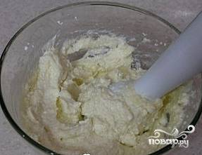 Вводим в яично-сахарную смесь творог, сливки и желатин, вымешиваем крем.