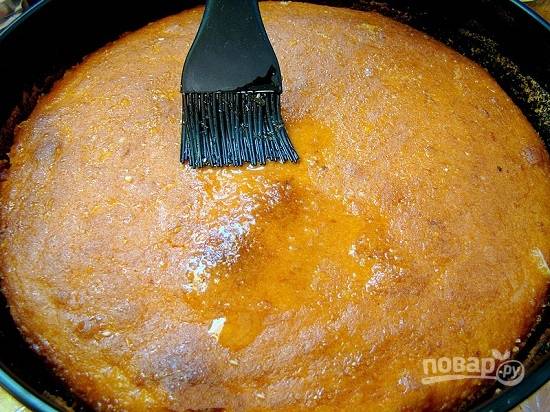 Вынимаем горячий пирог из духовки и пропитываем его лимонно-апельсиновой глазурью.