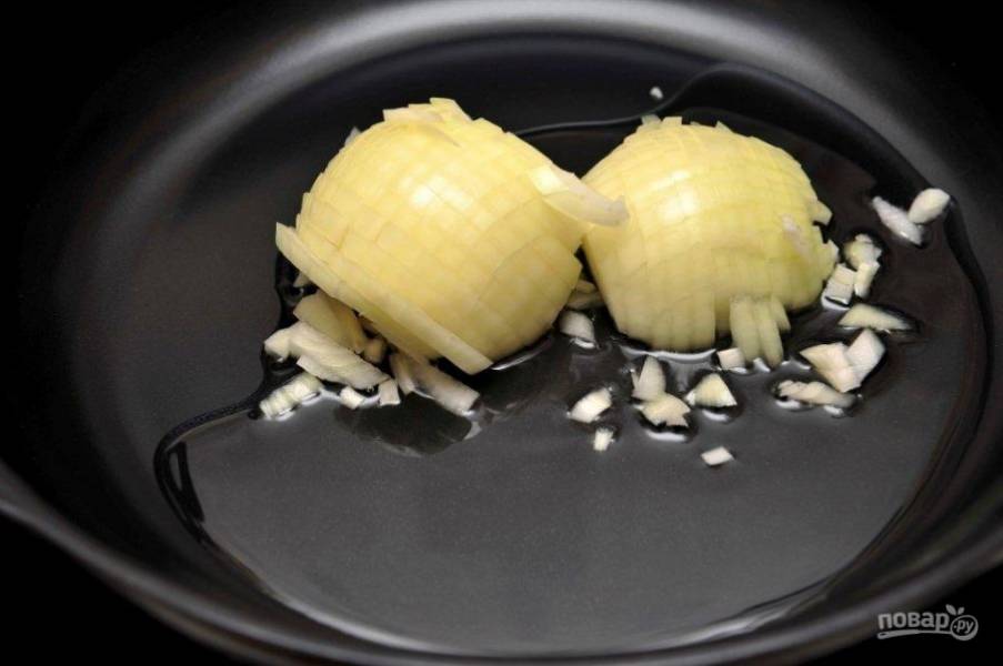 2. Чистим картофель, шинкуем его и отправляем вариться. Тем временем делаем поджарку: шинкуем мелко лук, отправляем его жариться на растительном масле.