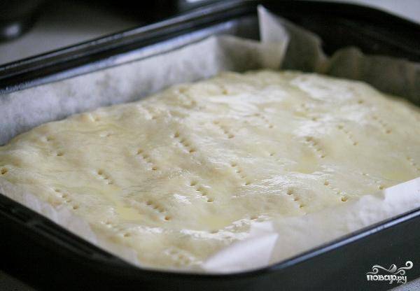 Пирог из слоеного теста со скумбрией