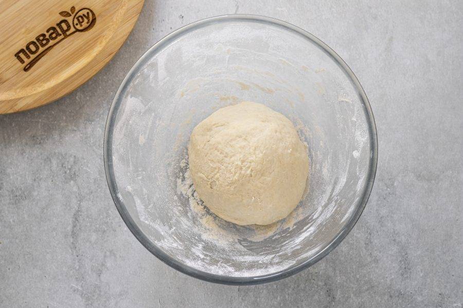 Вымесите тесто до однородности, скатайте в шар. Накройте пленкой и оставьте на 30 минут при комнатной температуре.