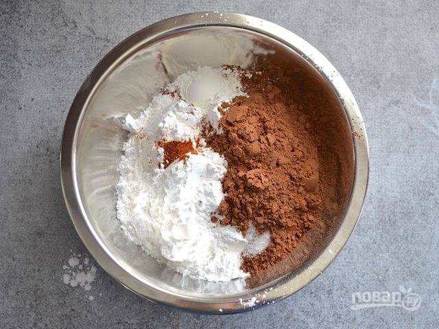 1.	Смешайте сахарную пудру, какао, крахмал, соль, кайенский перец. 