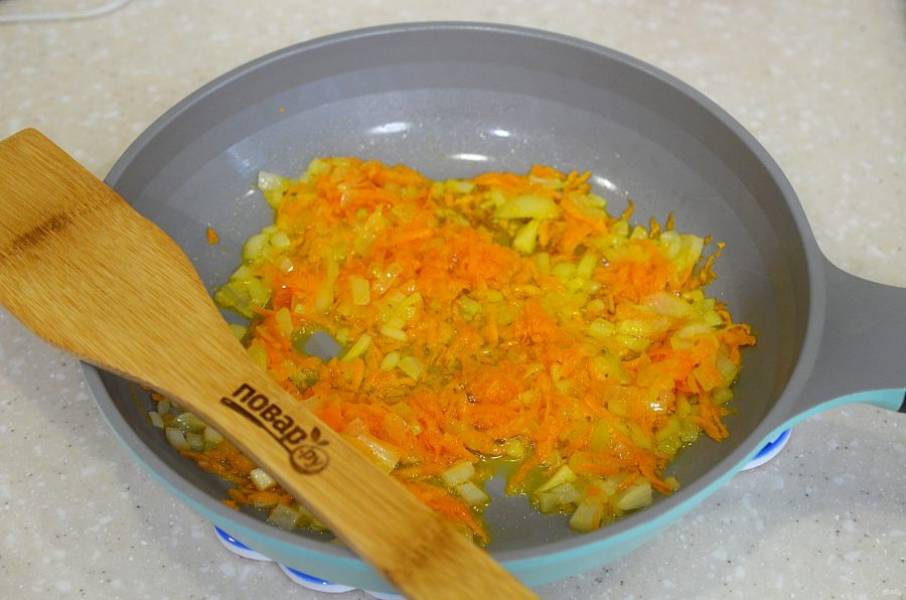 2. Обжарьте овощи до золотистого цвета с добавлением масла.