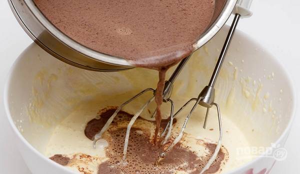 2. Молоко влейте в небольшую кастрюлю, добавьте шоколад и поставьте на огонь. Помешивайте, пока шоколад полностью не растопится. После влейте шоколадное молоко тонкой струйкой в мисочку с желтками, постоянно взбивая. 
