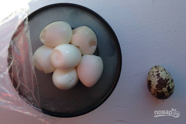 1. Сварите перепелиные яйца в течение 3-х минут после закипания и охладите их.