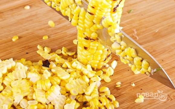11. Зерна кукурузы аккуратно срежьте с початков.