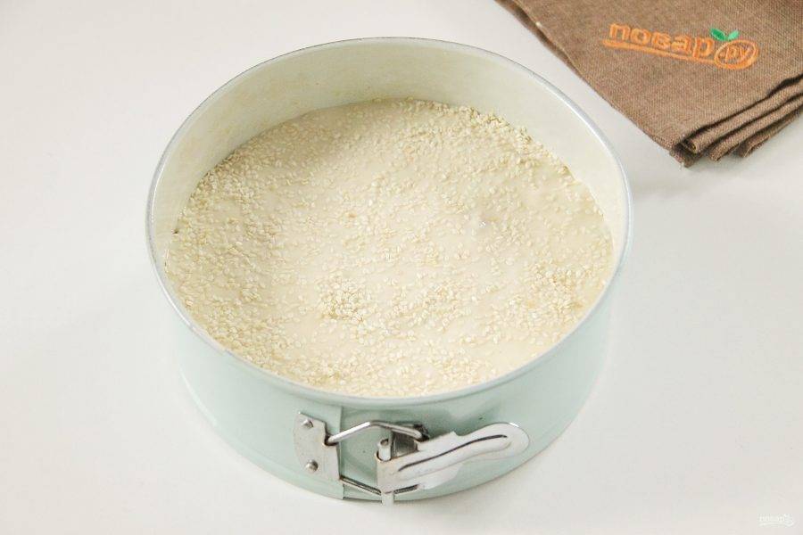 9. Вылейте оставшееся тесто и посыпьте верх кунжутом.
