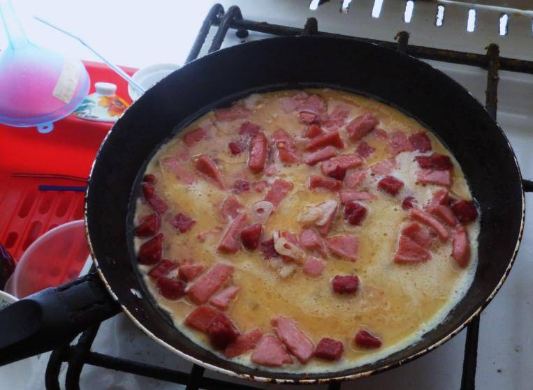 Омлет рецепт на сковороде с молоком и колбасой рецепт с фото